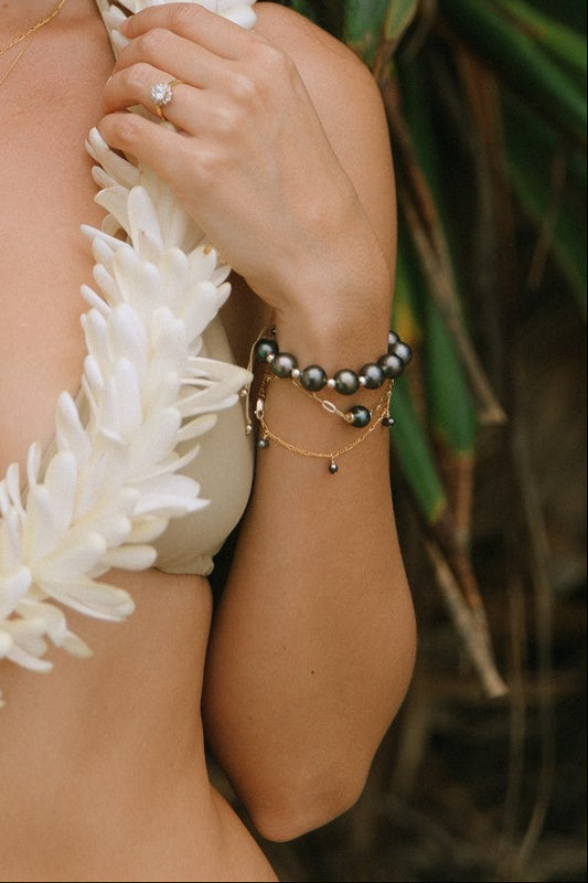 The Keshi Charm Figaro Bracelet